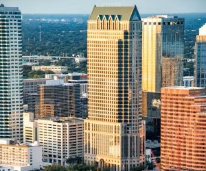 Cryptocurrencies offer high return potential and greater financial freedom through decentralisation, operating in a market that is open 24/7. However, they are a high-risk asset due to extreme volatility and the lack of regulation. The main risks include rapid losses and cybersecurity failures. The key to success is to invest only with a clear strategy and with capital that does not compromise your financial stability.