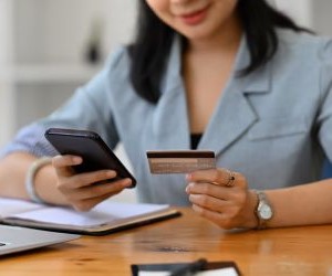 Commodities such as gold, oil, agricultural products and industrial metals offer opportunities to diversify your portfolio and hedge against inflation, but they are also high-risk assets due to price volatility, geopolitical tensions and supply-demand shocks; the key is to invest with a clear strategy, an understanding of the underlying market drivers, and only with capital that does not compromise your financial stability.